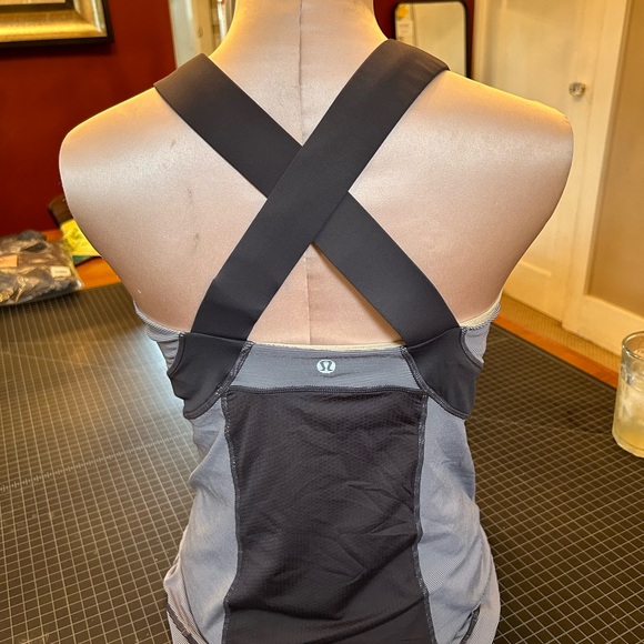 Lululemon tank size 8 - Picture 2 of 2